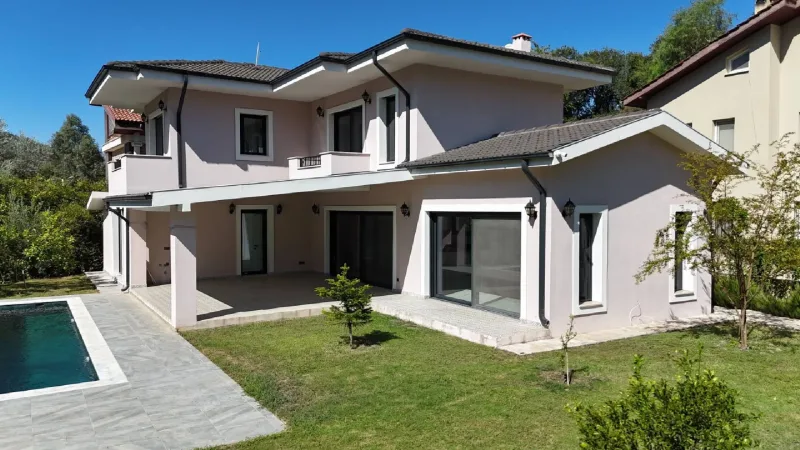 Göcek Kiralık Villa – Arka Cephe ve Yüzme Havuzu