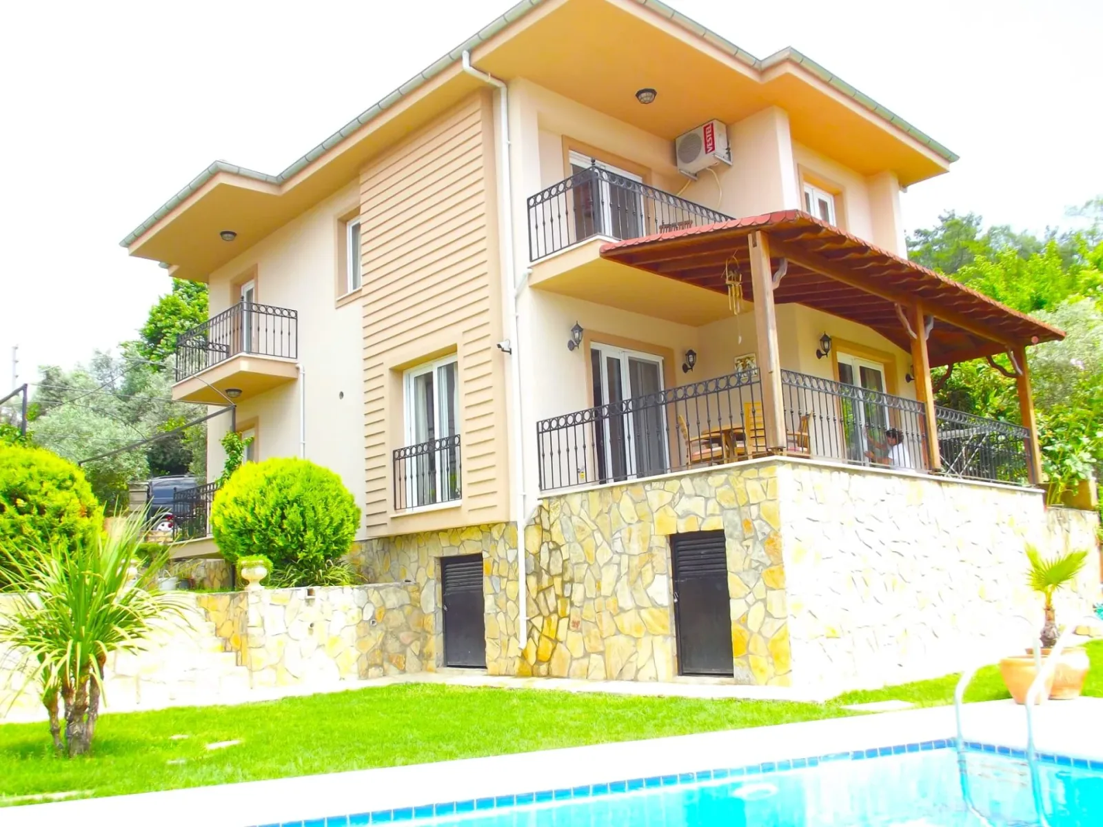 Müşterek Havuzlu, Bahçeli ve Eşyalı Villa