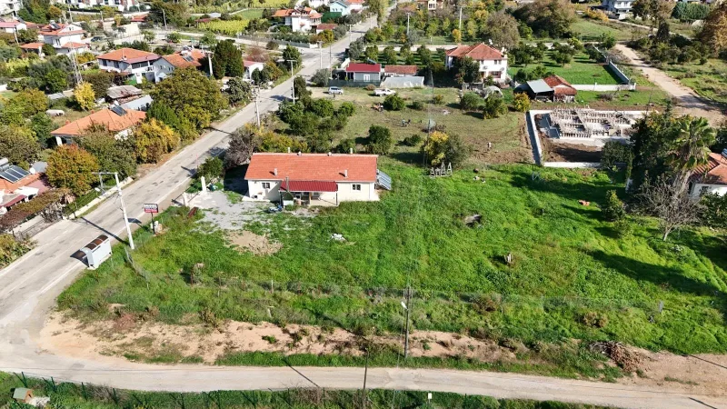 İnlice Ticari Taşınmaz – Kuş Bakışı Bina ve Geniş Arsa