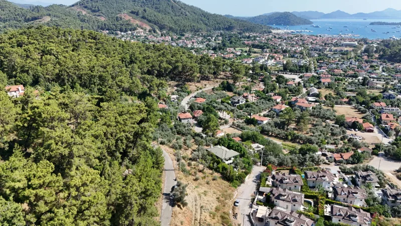 Göcek Yamaç'ta Satılık Tarla – Kuş Bakışı Vadi ve Marina Manzarası 1