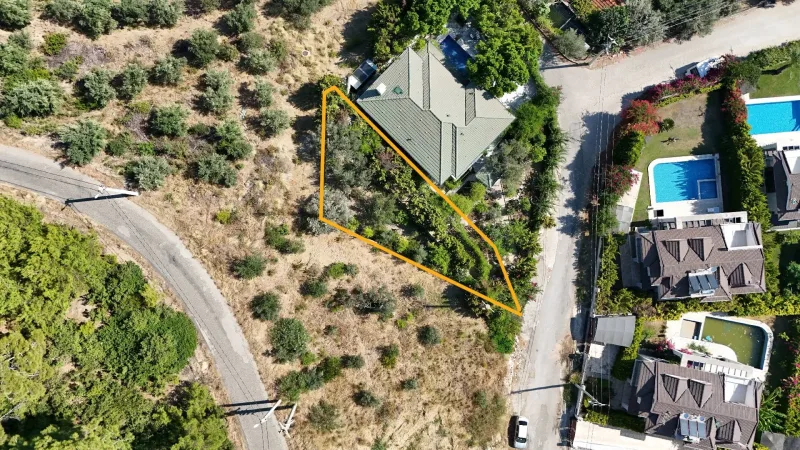 Göcek Yamaç'ta Satılık Tarla – Parsel Sınırları, Komşu Villa ve Havuz