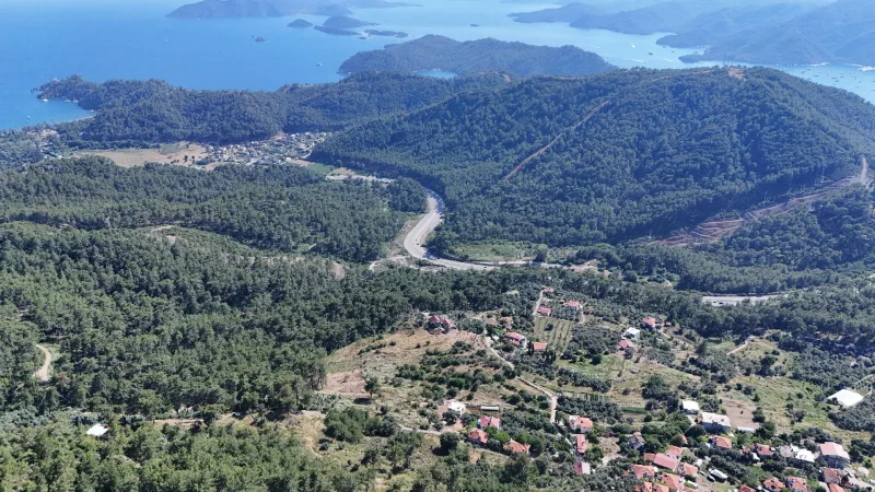 Göcek Belenpınar'da Deniz Manzaralı Satılık Tarla – Kuşbakışı Vadi, Yol ve Marina Manzarası 1