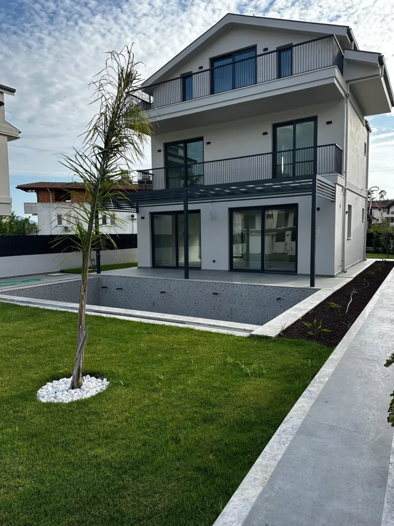 Fethiye Kargı'da Çalış Plajı'na Yakın Havuzlu Villa – Arka Cepheden Havuz ve Bahçe Görünümü