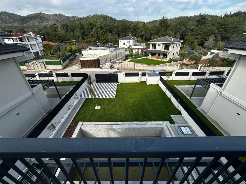 Fethiye Kargı'da Çalış Plajı'na Yakın Havuzlu Villa – Üst Kat Balkonundan Bahçe ve Çevre Manzarası