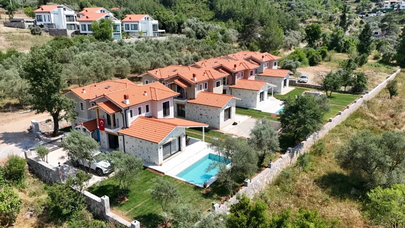 Gökçeovacık'ta Cumbalı Mimariyle Eşyalı Havuzlu Villa – Villa Kompleksinin Havadan Görünümü