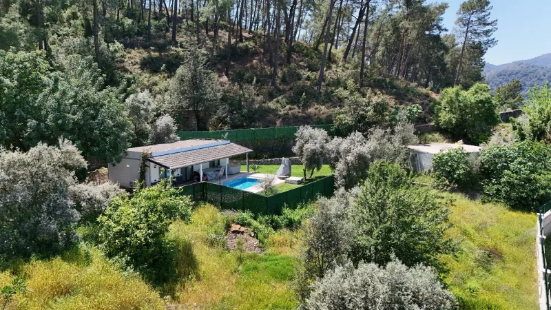 Göcek'te D-Marin'e Yürüme Mesafesinde Havuzlu Müstakil Ev – Yeşillikler İçinde Müstakil Ev ve Havuzun Havadan Görünümü