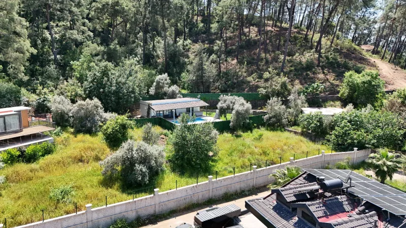 Göcek'te D-Marin'e Yürüme Mesafesinde Havuzlu Müstakil Ev – Ormanlık Yamaçtaki Konumun Havadan Görünümü