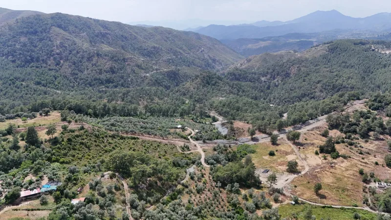 Göcek Taşbaşı'nda Yol Cepheli Zeytinlikli 23.160 m² Tarla – Yol ve Vadi Manzarasıyla Genel Görünüm
