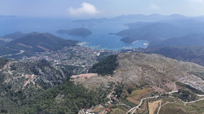 Göcek Taşbaşı Merkezde Yol Cepheli 11.520 m² Tarla – Göcek Koyu ve Marinasının Havadan Panoramik Görünümü