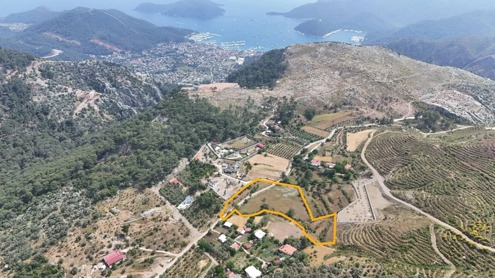 Göcek Taşbaşı Merkezde Yol Cepheli 11.520 m² Tarla