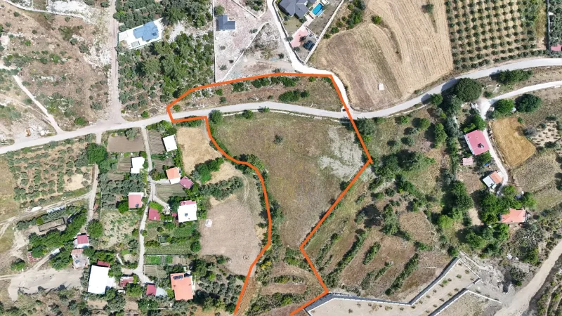 Göcek Taşbaşı Merkezde Yol Cepheli 11.520 m² Tarla – Yol Kenarındaki Arsa Sınırlarının Tepeden Görünümü