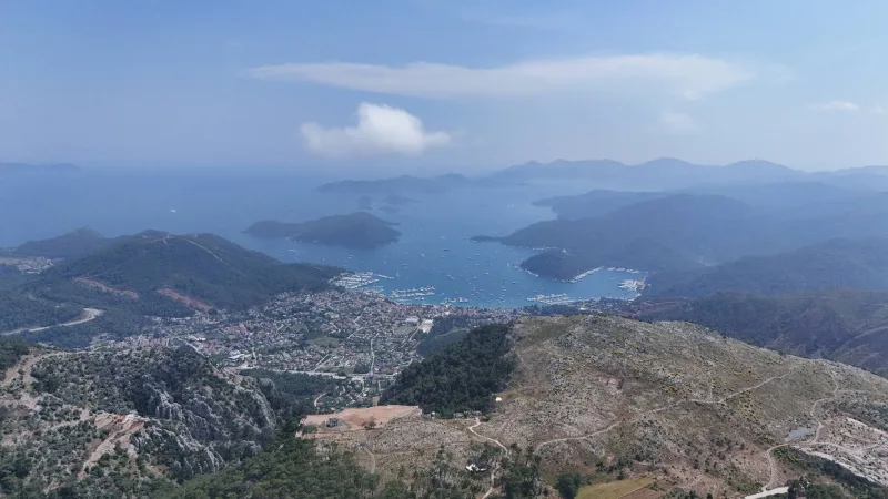 Göcek Taşbaşı Merkezde Yol Cepheli 11.520 m² Tarla – Göcek Limanı ve Çevresindeki Tepelerin Panoramik Görünümü