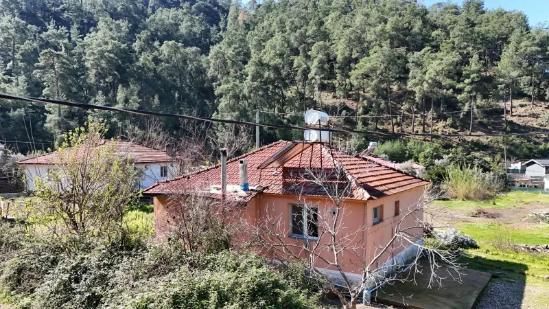 Göcek İnlice'de 1.020 m² Arsa İçinde Yatırımlık Müstakil Ev – Uydu Anteni ve Baca ile Evin Yan Cephesi