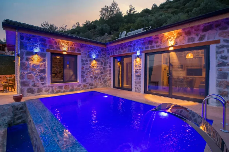 İnlice'de Muhteşem Manzaralı Kiralık Havuzlu Taş Villa