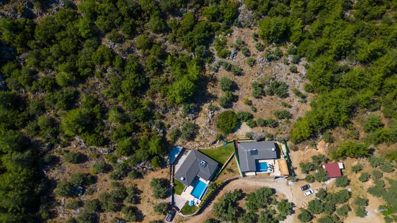 İnlice'de Muhteşem Manzaralı Kiralık Havuzlu Taş Villa – Kuşbakışı Orman İçindeki İkiz Villalar ve Havuzlar