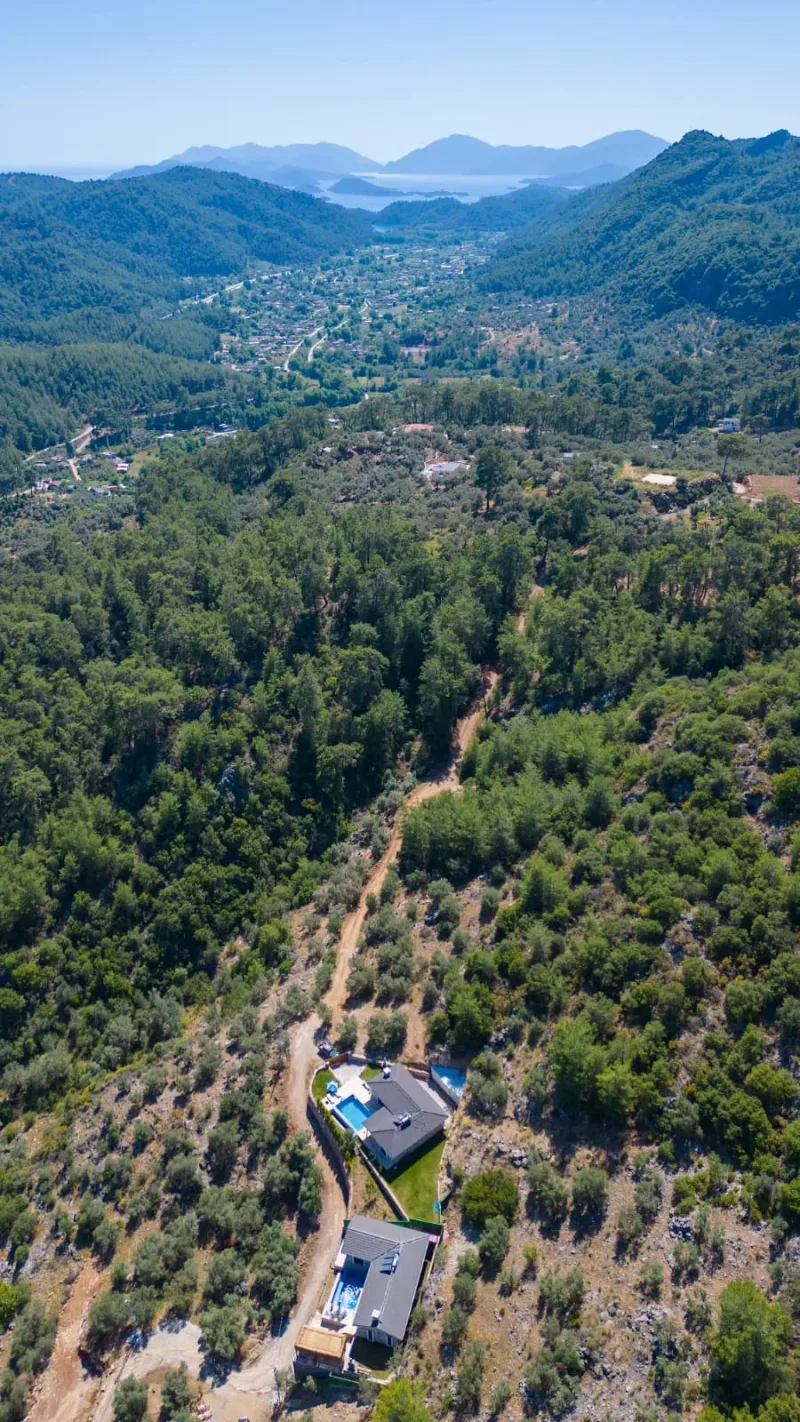 İnlice'de Muhteşem Manzaralı Kiralık Havuzlu Taş Villa – Drone Görünümünde Deniz ve Vadi Manzaralı Teraslı Arsa