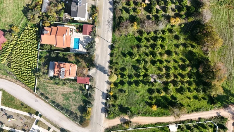 İnlice'de İmarlı 754 m² Satılık Arsa – Yan Parseldeki Havuzlu Villa ile Birlikte Arsanın Uydu Görüntüsü