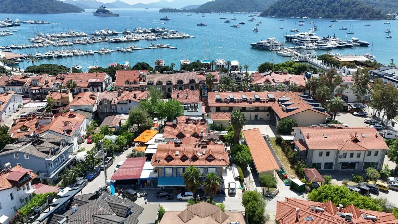 Göcek Çarşı Merkezde Satılık Dükkanlı Bina – Marina, Yatlar ve Çarşı Bölgesinin Havadan Panoramik Görünümü
