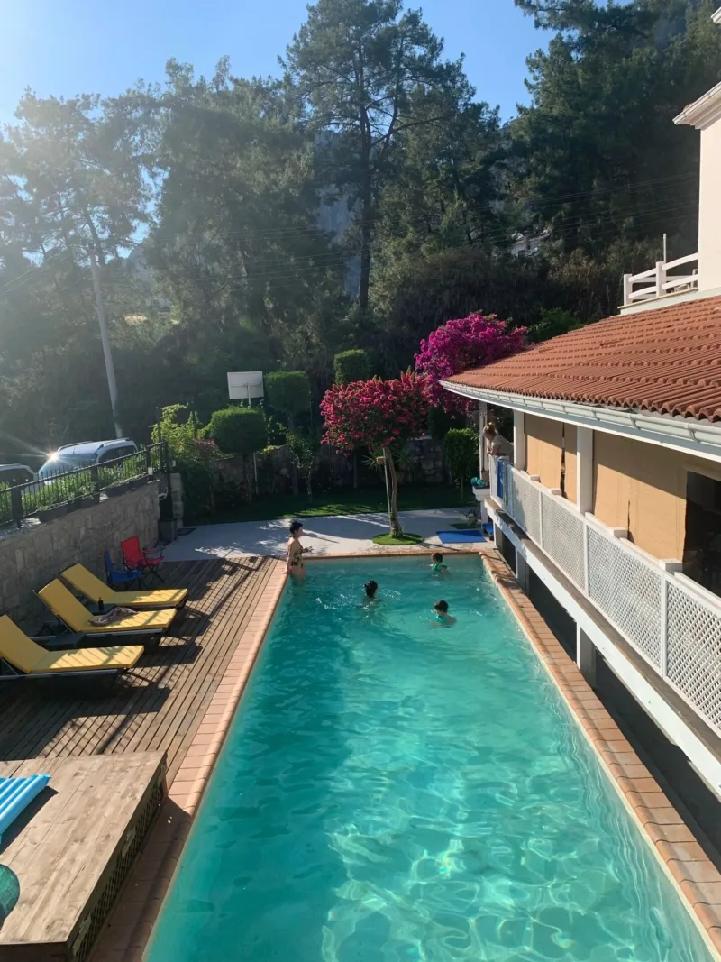 Göcek Hills Sitesinde Yamaç 5+2 Lüks Villa – Üst Kattan Görünen Dikdörtgen Özel Havuz ve Çiçekli Bahçe Peyzajı