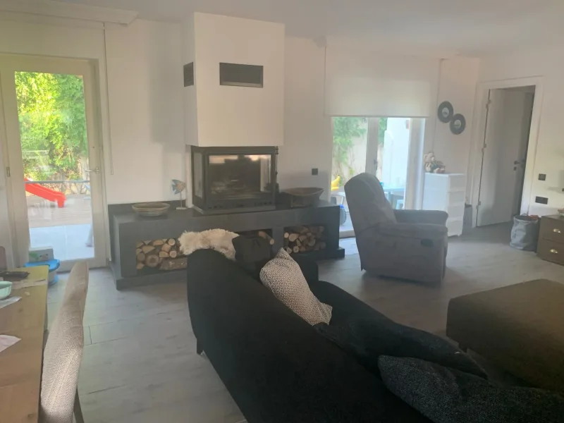 Göcek Hills Sitesinde Deniz Manzaralı 5+2 Lüks Villa – Cam Şömineli Ferah Salon ve Bahçeye Açılan Geniş Cam Kapılar