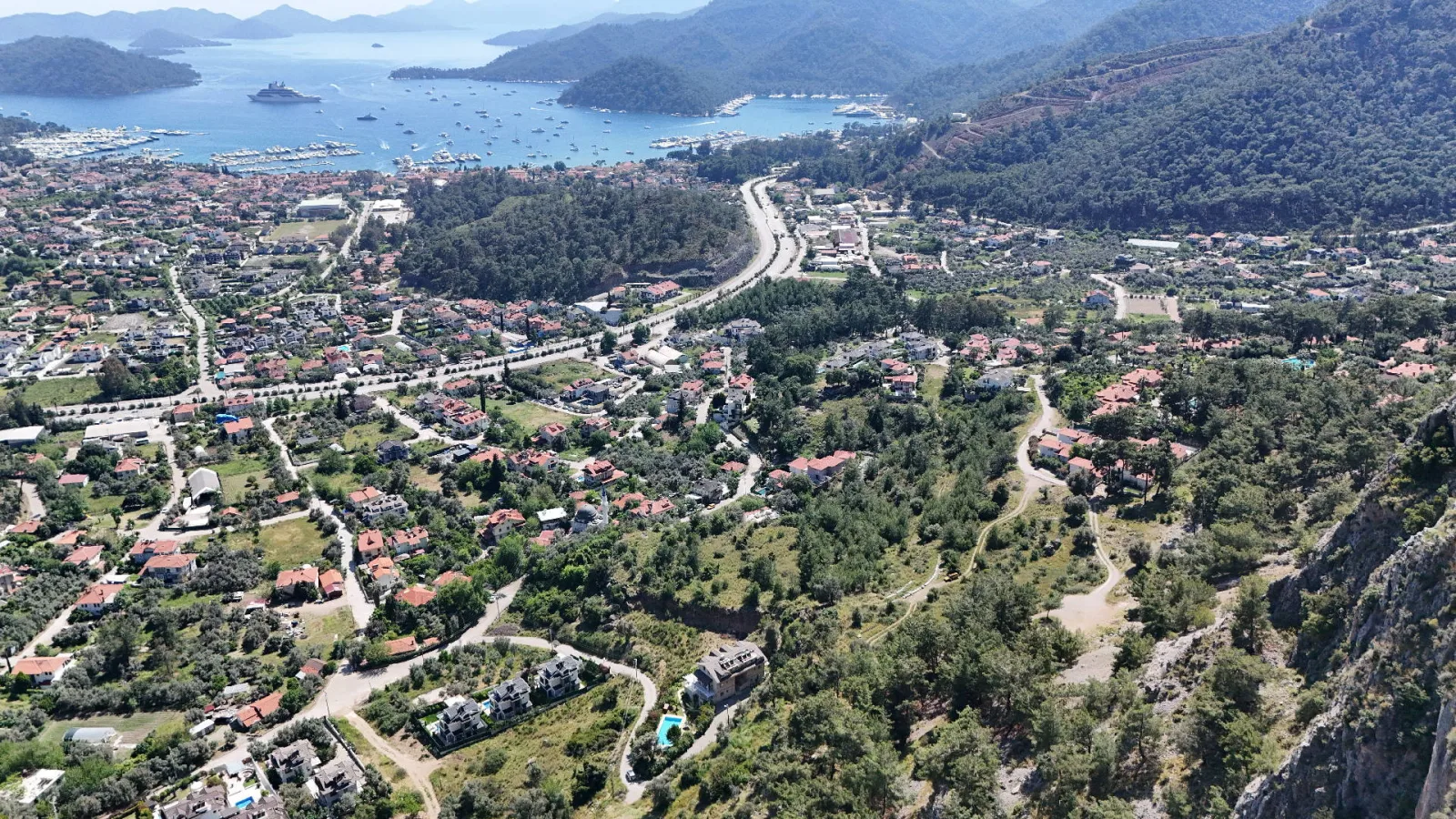 Göcek Cami Civarı'nda Deniz Manzaralı 1.044 m² Satılık Tarla
