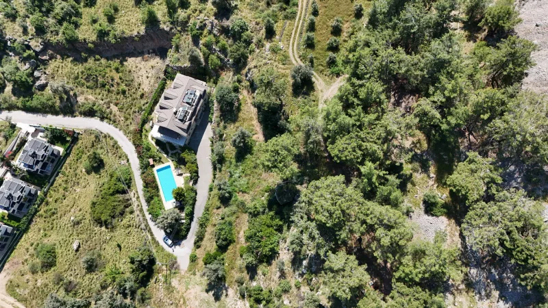 Göcek Cami Civarı'nda çamlık tarla ve komşu villa havuzlu detay