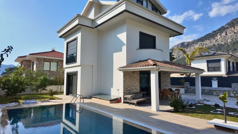 Göcek'te Yolun Altında Merkeze Yakın Satılık Modern Havuzlu Lüks Villa