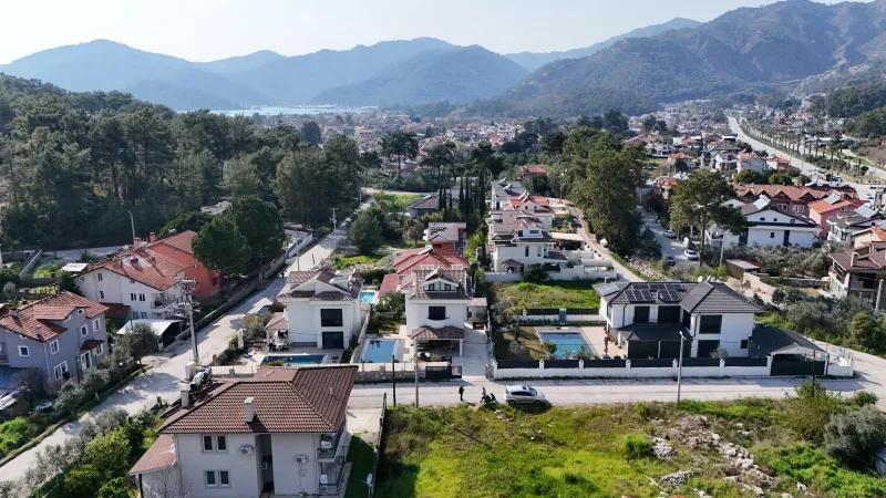 Göcek körfezi ve yolun altı villalarının dağ manzaralı hava panoraması
