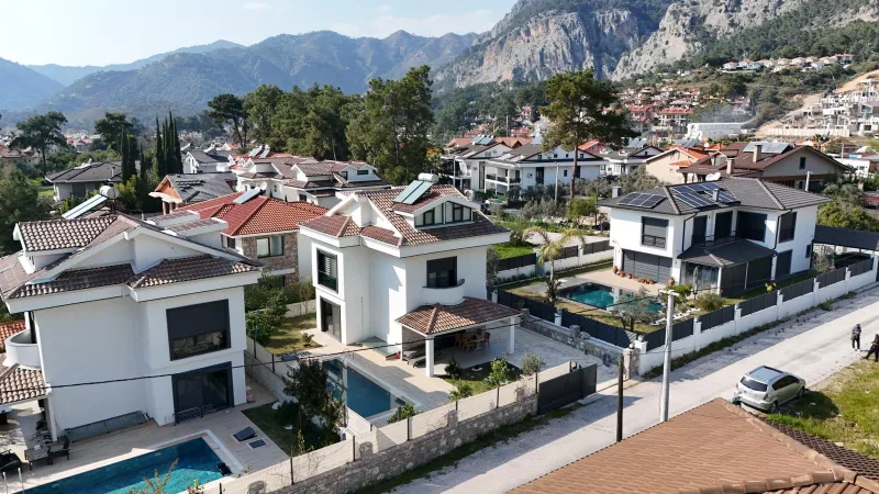 Dağ manzaralı Göcek villaları ve özel havuzlu modern villanın hava görünümü
