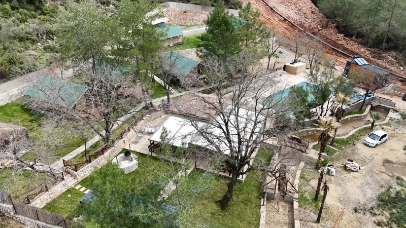 Huzur Vadisi glampinginin restoran ve çadırları gösteren ikinci hava çekimi