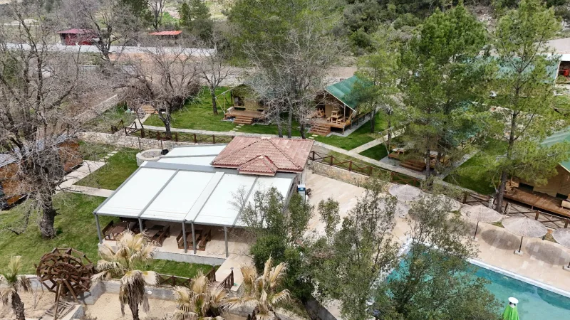 Gökçeovacık glamping restoran tentesi, havuz şemsiyeleri ve çadır yerleşimi