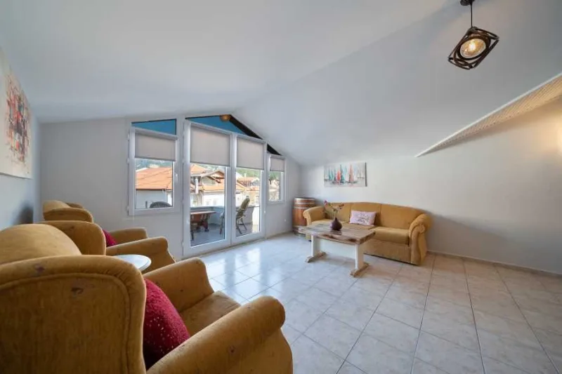 Göcek çarşı ofis daire salonu sarı koltuklar ve balkon kapısı