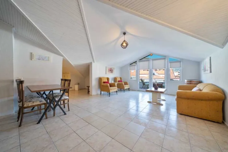 Göcek çarşı 1+1 çatı katı açık salon masa ve balkon manzarası