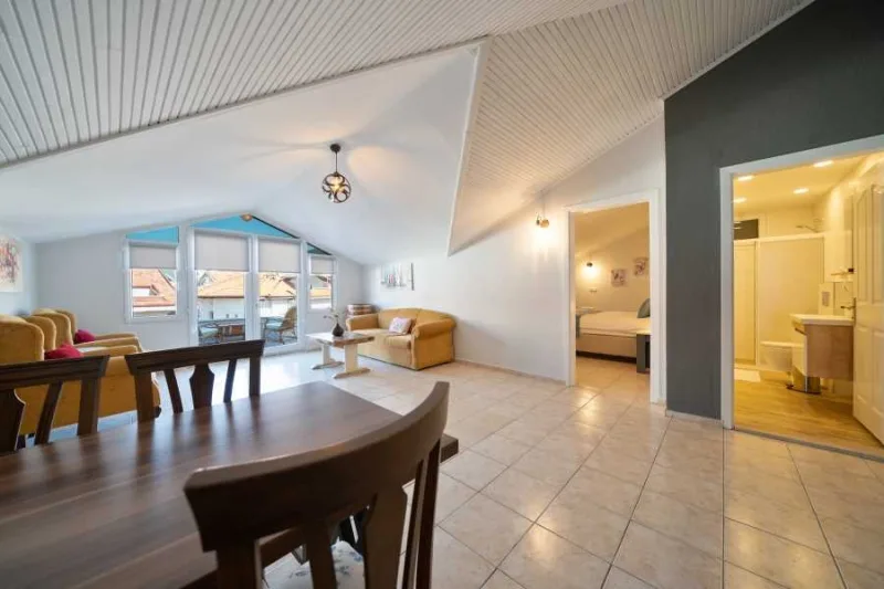 Göcek çarşı kiralık daire salon yatak odası ve banyo geçişi