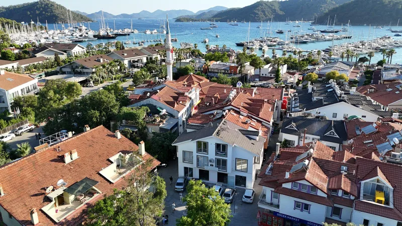 Göcek merkez ofis daire binası cami ve marina genel görünüm