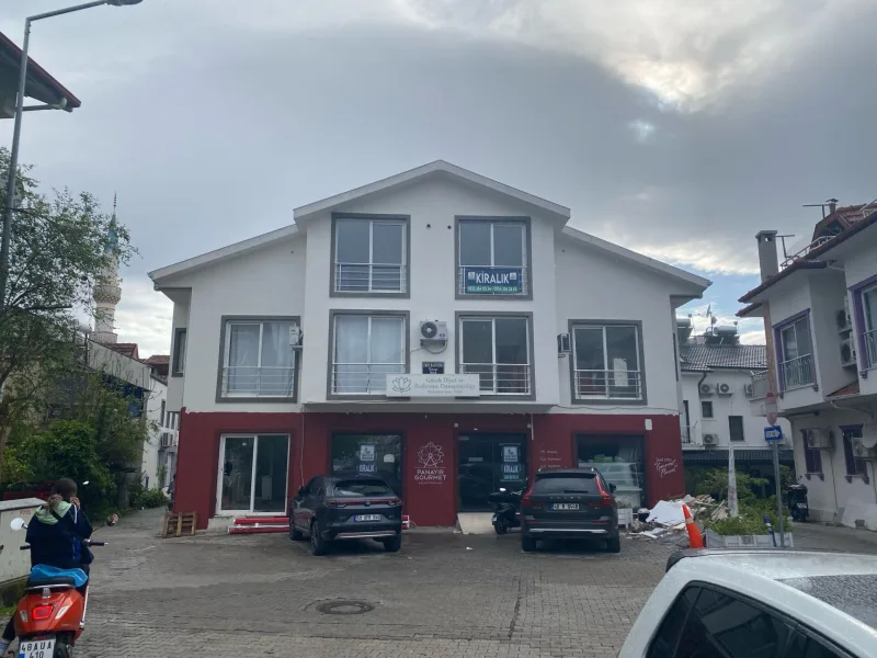 Göcek merkez kiralık ofis daire cephesi ve kiralık tabelası