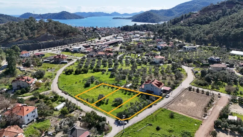 Göcek Dereboğazı arsalarından körfez ve dağ manzaralı hava çekimi