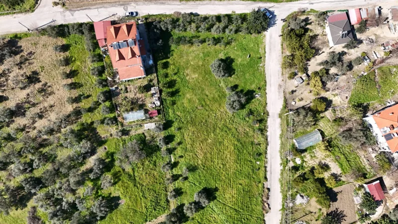 Göcek Dereboğazı yeşil arsa parsel ve komşu kırmızı çatılı ev