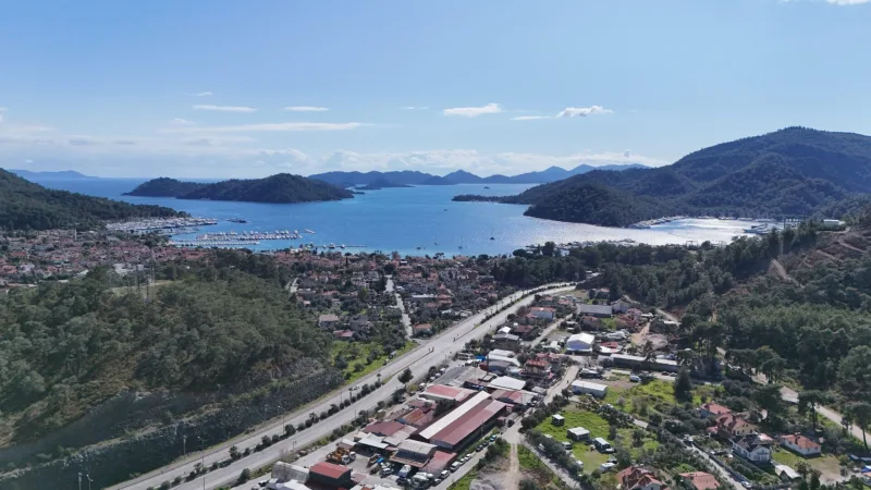 Göcek Dereboğazı mevkiinden liman ve D-400 yolu genel görünüm