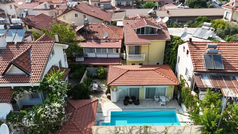 Göcek merkez sarı villanın özel havuzu havadan görünüm