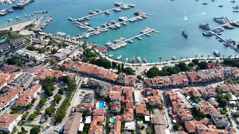 Göcek çarşı ve marina panoraması yatlar ve merkez konutlar
