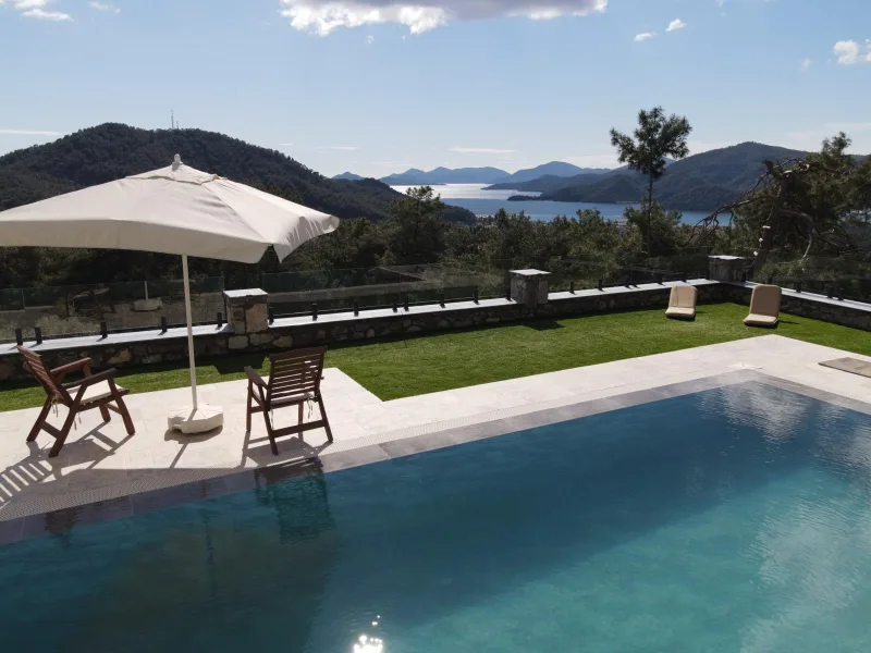Infinity havuzlu terastan Göcek Körfezi ve ada manzarası