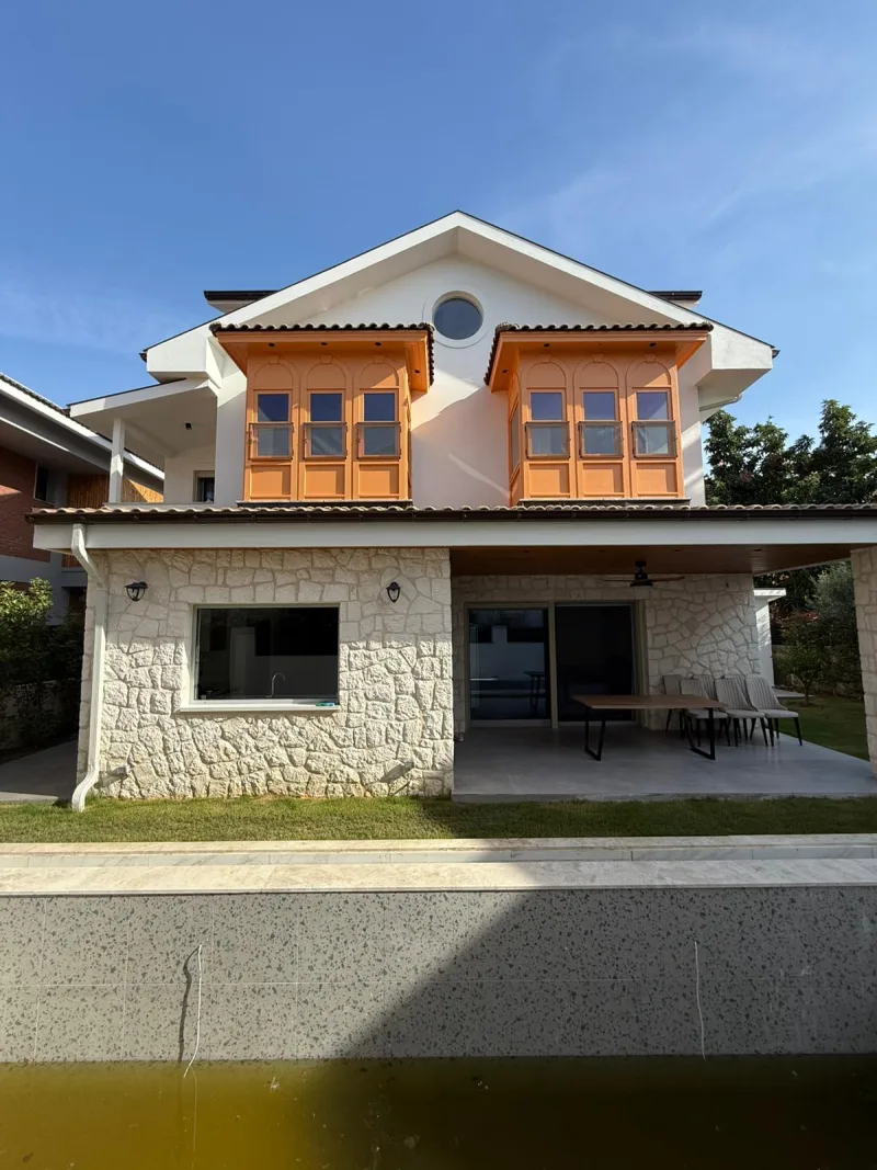 Göcek Merkez'de Çarşıya Yakın Kiralık Havuzlu 4+1 Villa