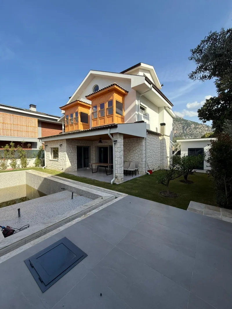 Göcek 4+1 villa – özel havuz, çim alan, taşlı zemin kat ve dağ manzarası
