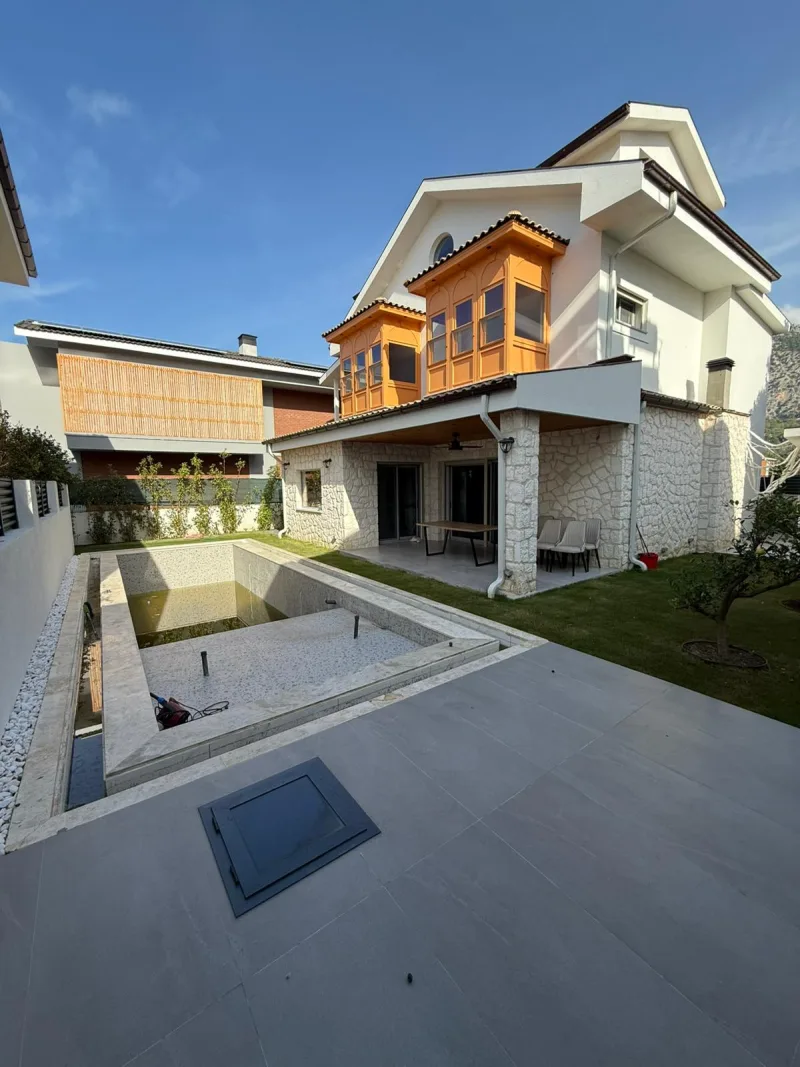 Göcek merkez villa bahçe ve havuz terası – turuncu cumba detaylı cephe