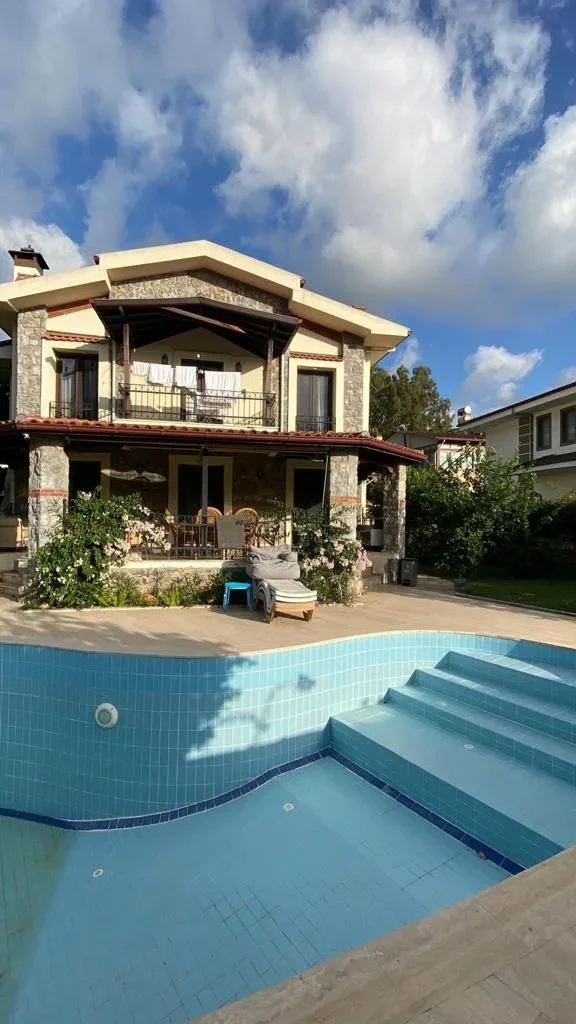 İnlice 3+1 taş villa dış cephe; ahşap pergolalı balkon ve mavi fayanslı özel havuz