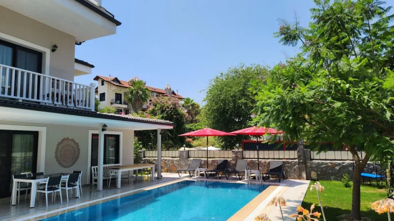 Göcek Merkez Beşevler'de Doğayla İç İçe Kiralık Havuzlu 5+1 Villa