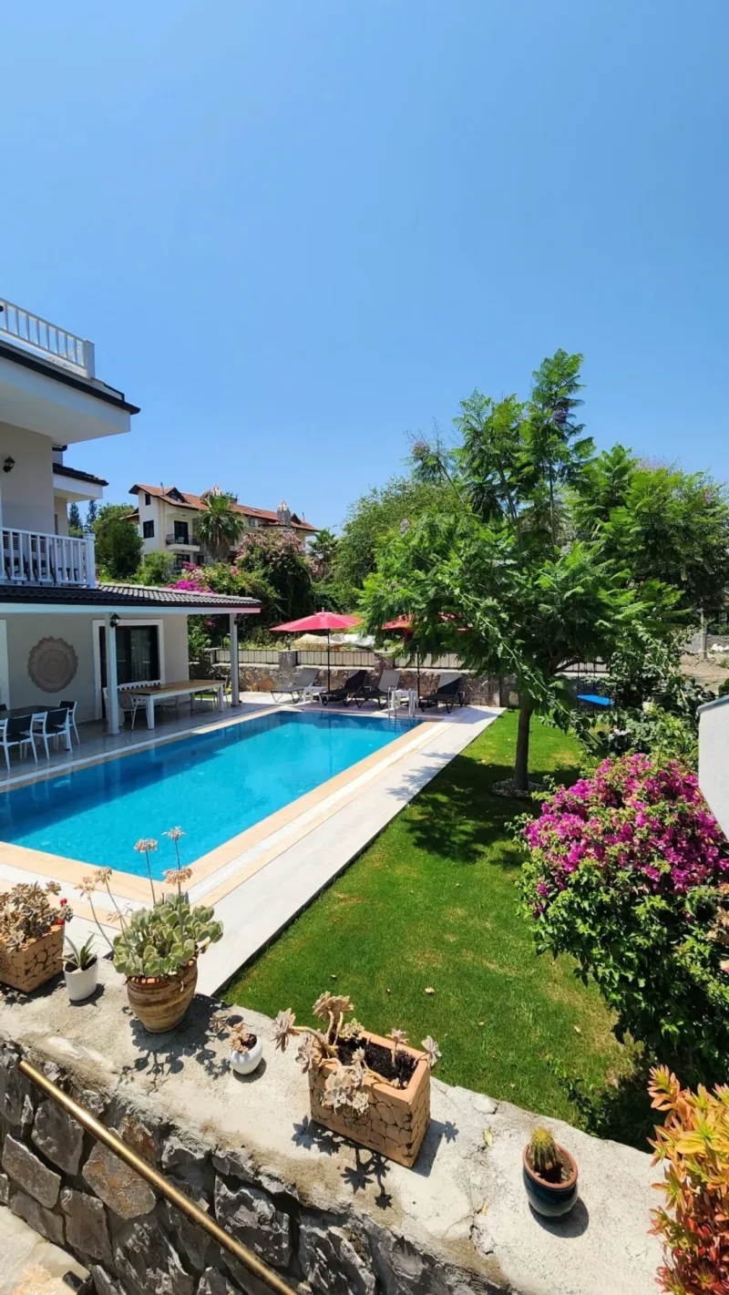 Göcek merkez kiralık villada özel havuz, çiçekli bahçe ve güneşlenme şezlongları