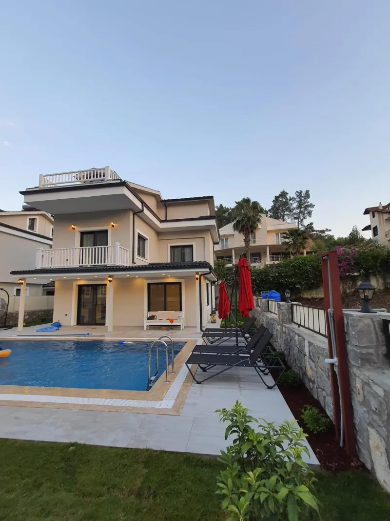 Göcek kiralık 5+1 havuzlu villa akşam manzarası, aydınlatmalı bahçe ve teras