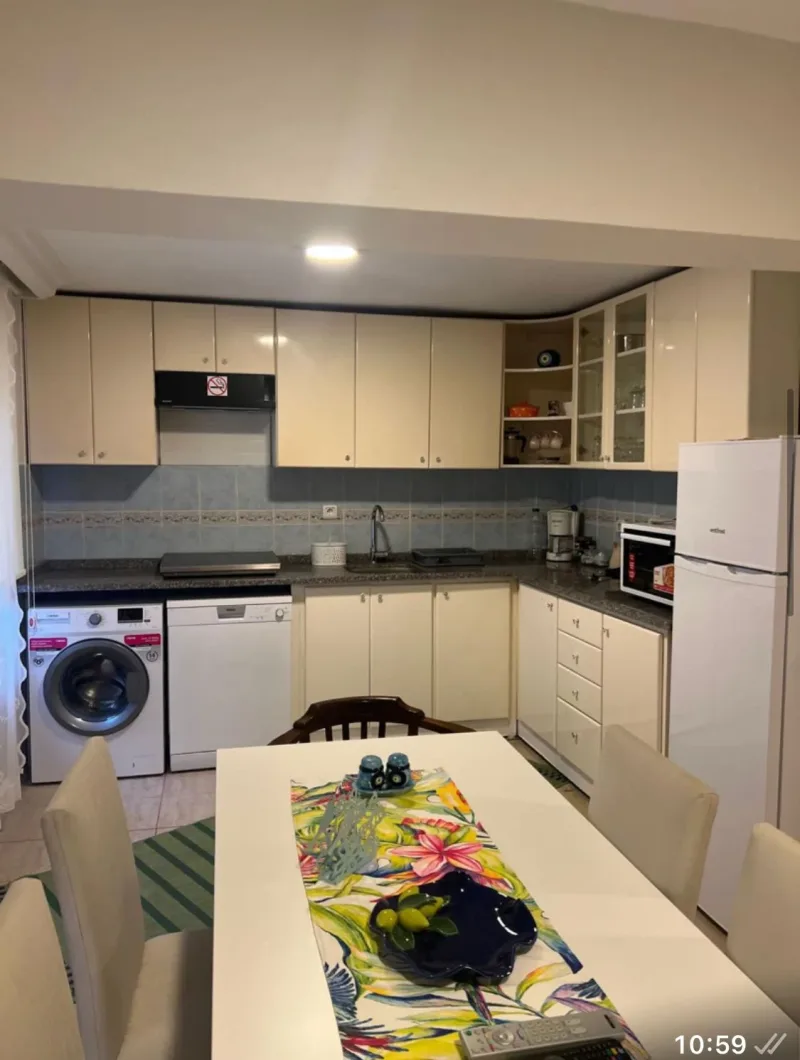 Göcek çarşı kiralık 2+1 daire tam donanımlı mutfak, bulaşık makinesi ve yemek alanı